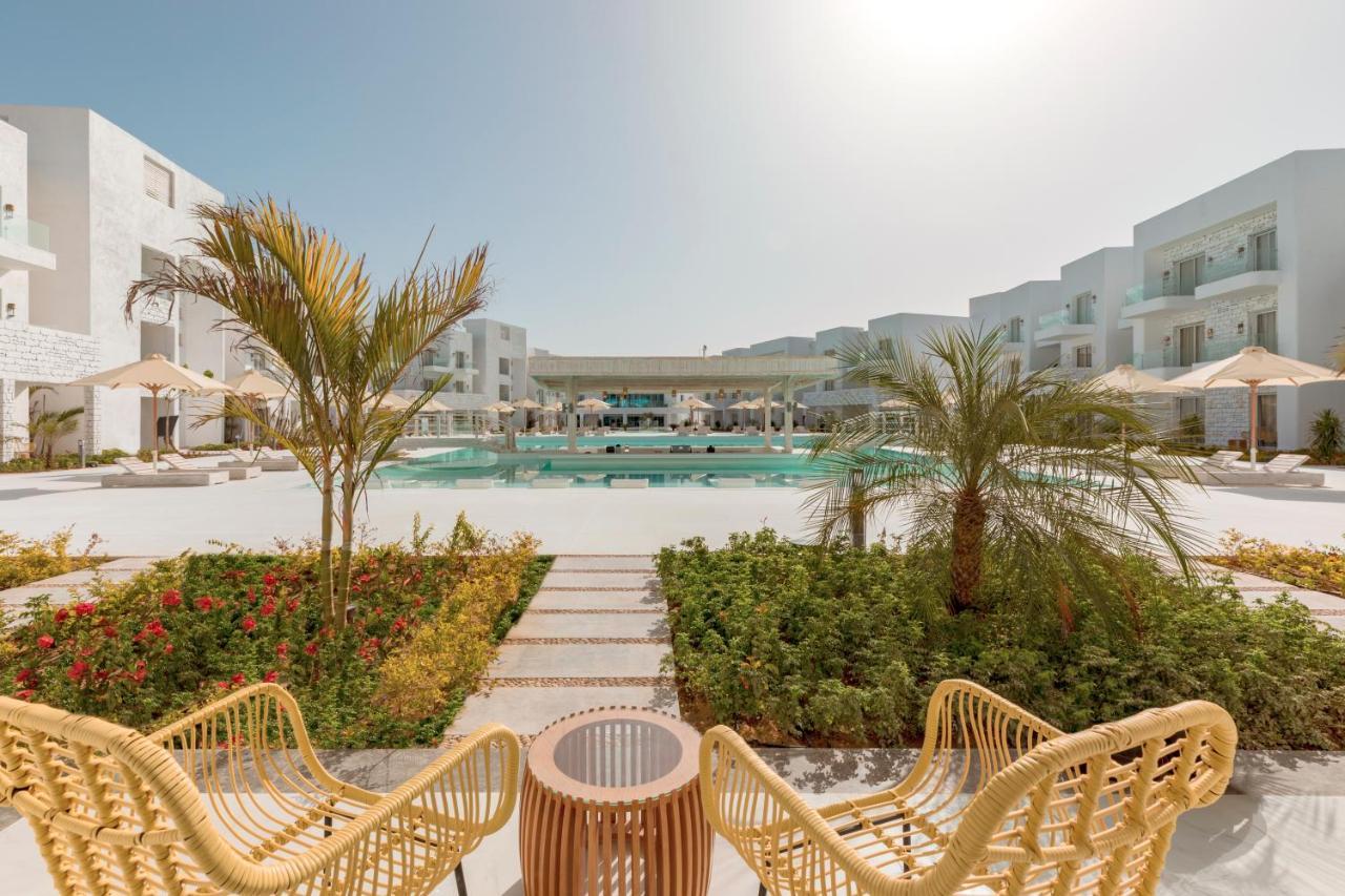 Tanoak Resort Ain Sukhna Exterior foto The resort's pool